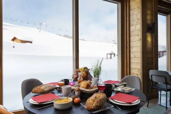 Pourquoi choisir un hébergement avec une formule de restauration pour votre séjour au ski ?
