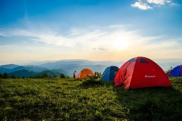 Les destinations incontournables pour des emplacements de camping idylliques à travers le monde
