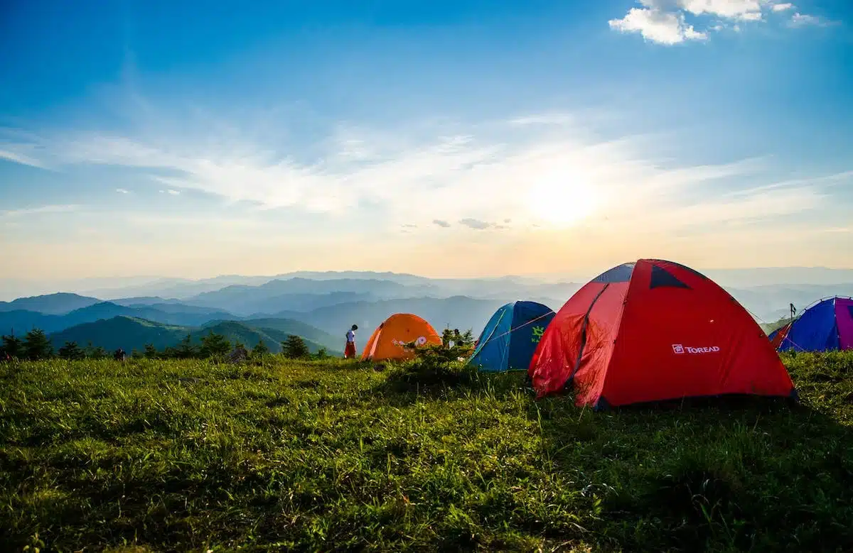Les destinations incontournables pour des emplacements de camping idylliques à travers le monde
