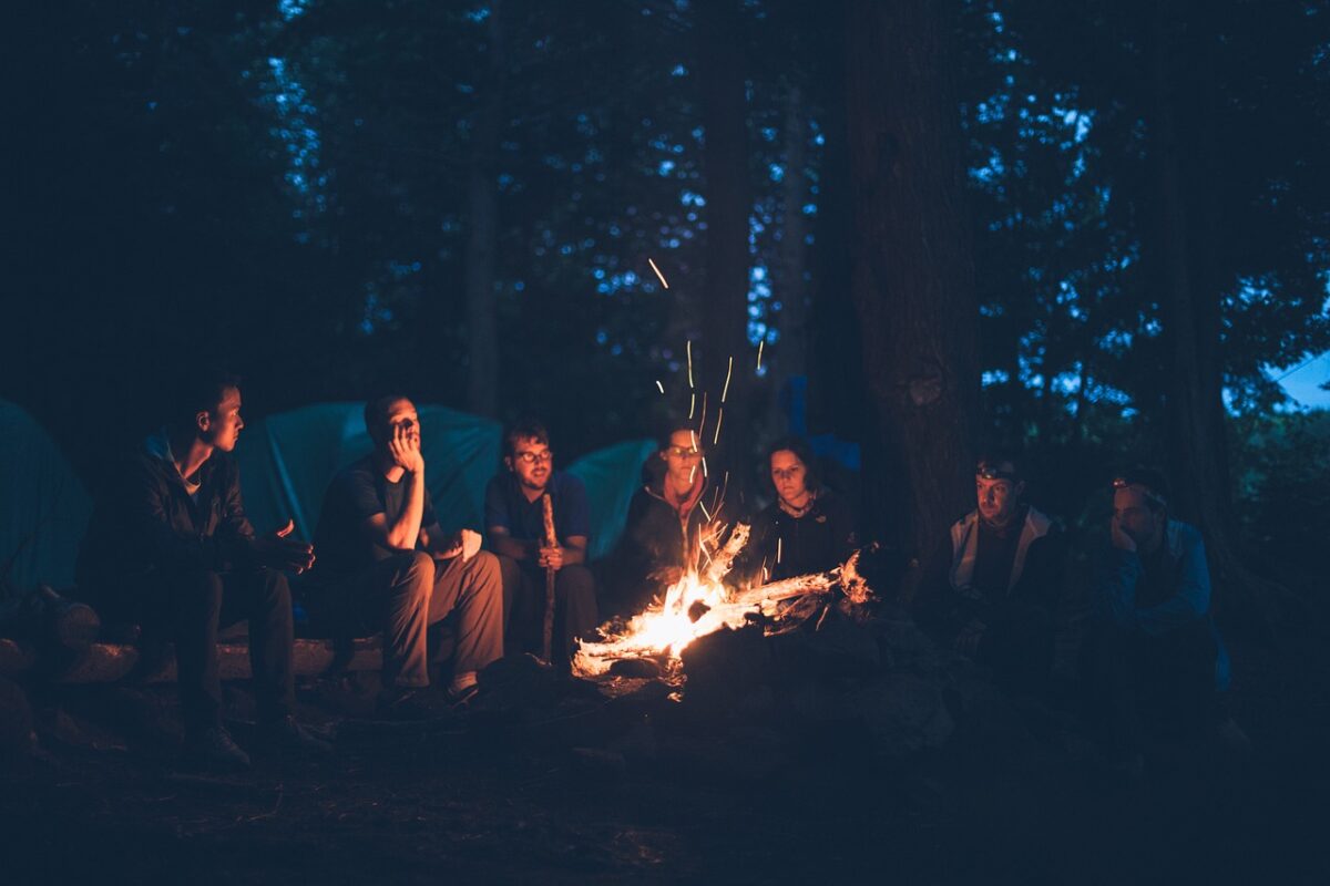 groupe d'amis autour d'un feu de camp