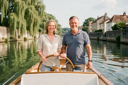 Couple naviguant sur une rivière française à bord d'un bateau sans permis entouré de saules pleureurs