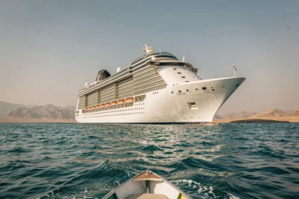 Paquebot de croisière naviguant en mer Rouge avec vue panoramique sur les eaux turquoise et les montagnes arides en arrière-plan