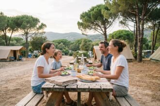Famille heureuse autour d'un pique-nique en camping à Fréjus