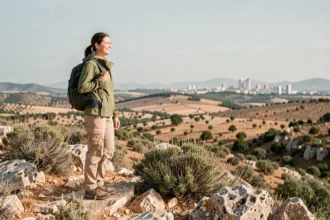 Randonneuse au sommet de la Pointe du Salaison avec vue panoramique sur Montpellier et la garrigue